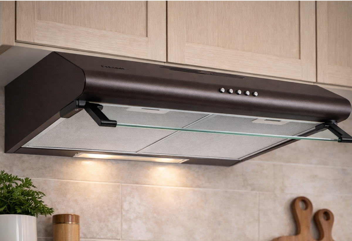 Απεικονίζεται ο απορροφητήρας εγκατεστημένος σε κουζίνα.